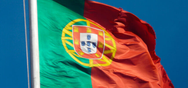 取得葡萄牙国籍的方法有好几种。大多数葡萄牙人都是因血缘取得葡萄牙国籍，其父亲或母亲也是葡萄牙人。但是，还有其他获得葡萄牙国籍的方法。
