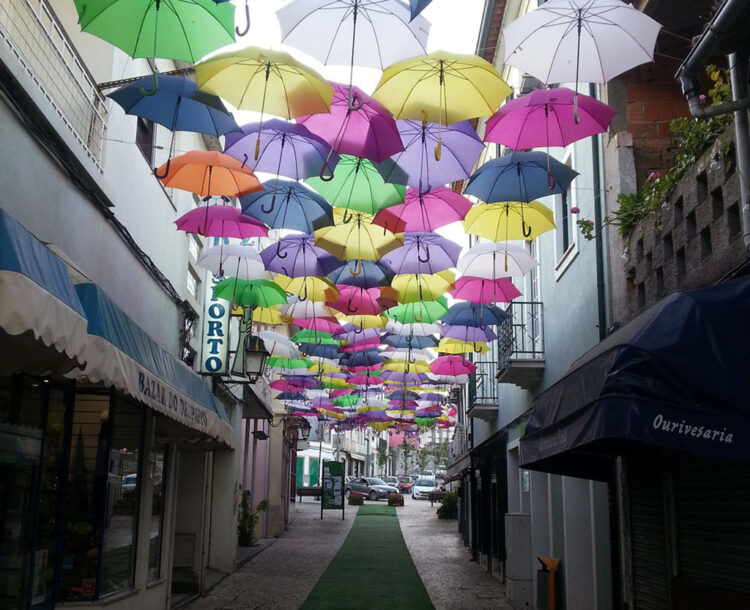 被五彩缤纷的雨伞所点缀的街道
