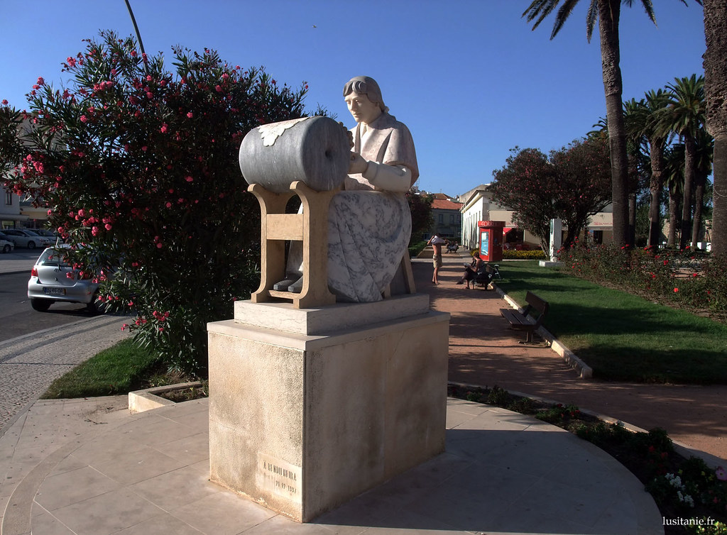 伦迪勒拉（rendilheira）纪念碑，一位纺织工女